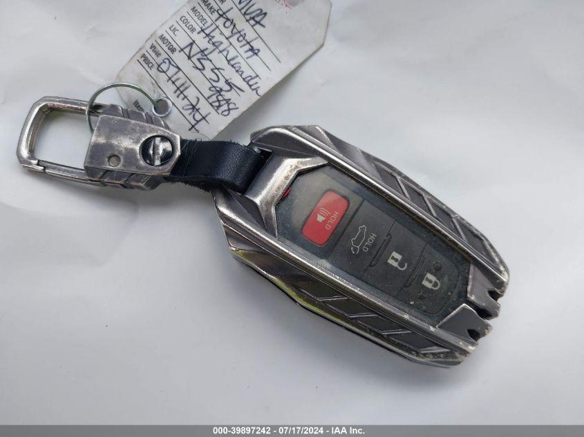 TOYOTA HIGHLANDER XLE 2022