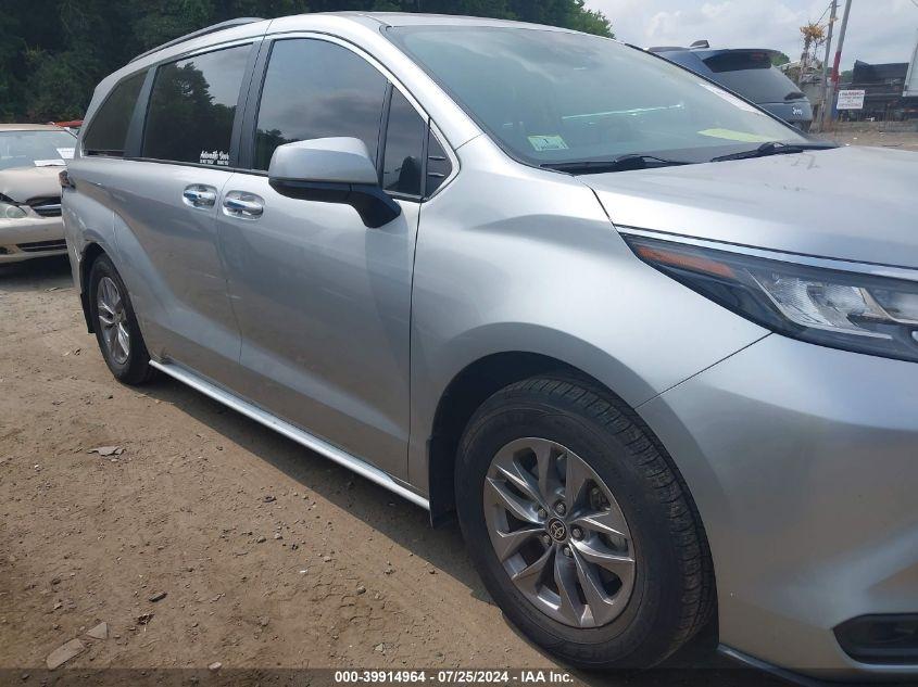 TOYOTA SIENNA LE 2022