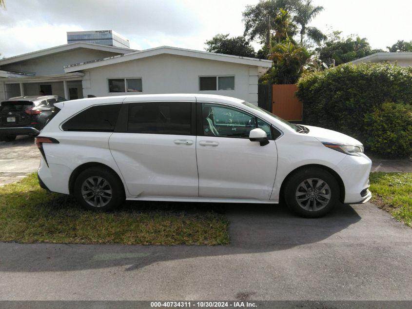 TOYOTA SIENNA LE 2022