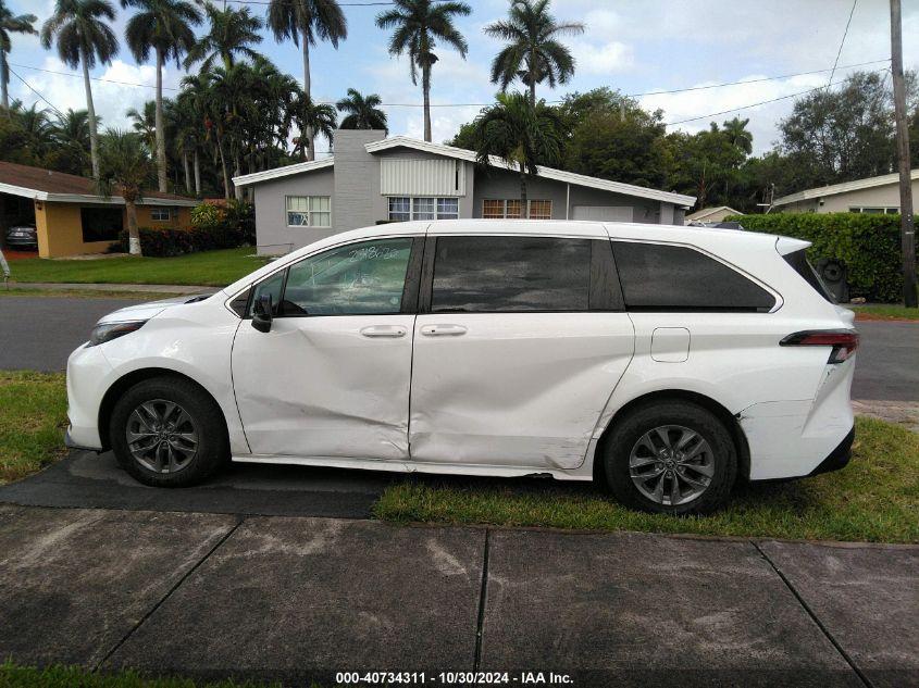 TOYOTA SIENNA LE 2022