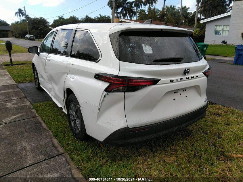 TOYOTA SIENNA LE 2022