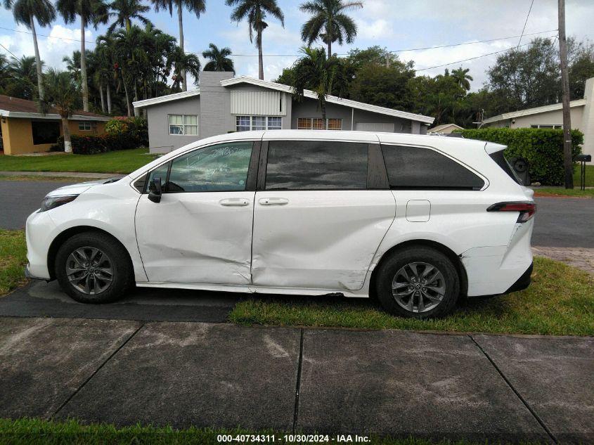 TOYOTA SIENNA LE 2022