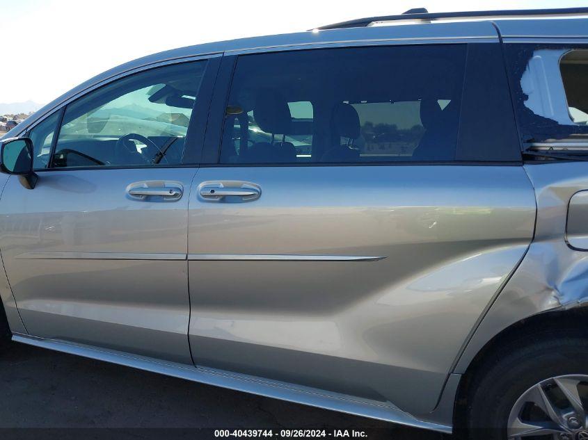 TOYOTA SIENNA LE 2022