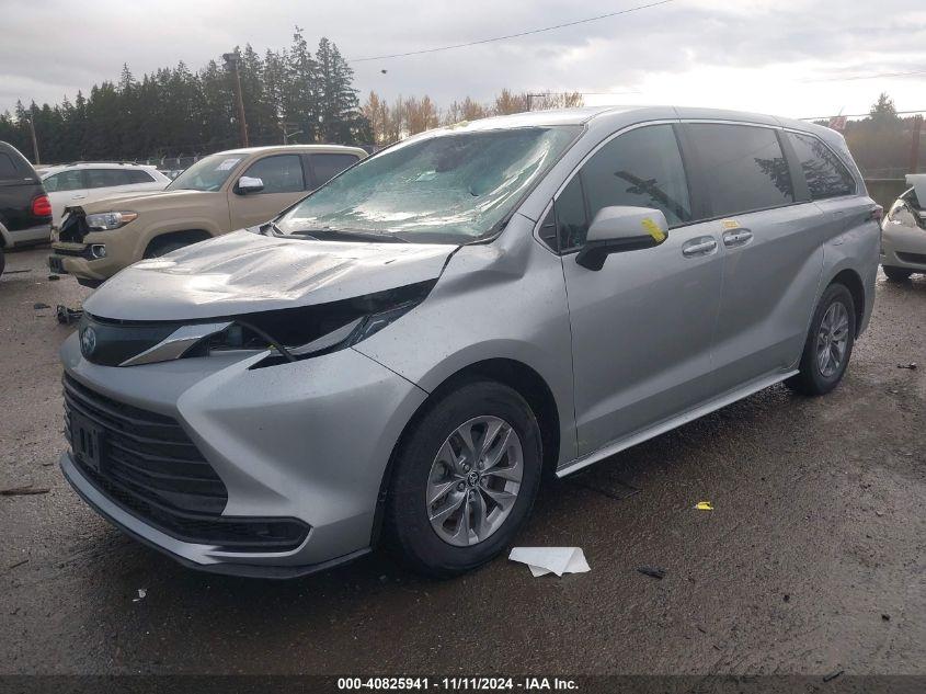 TOYOTA SIENNA LE 2022