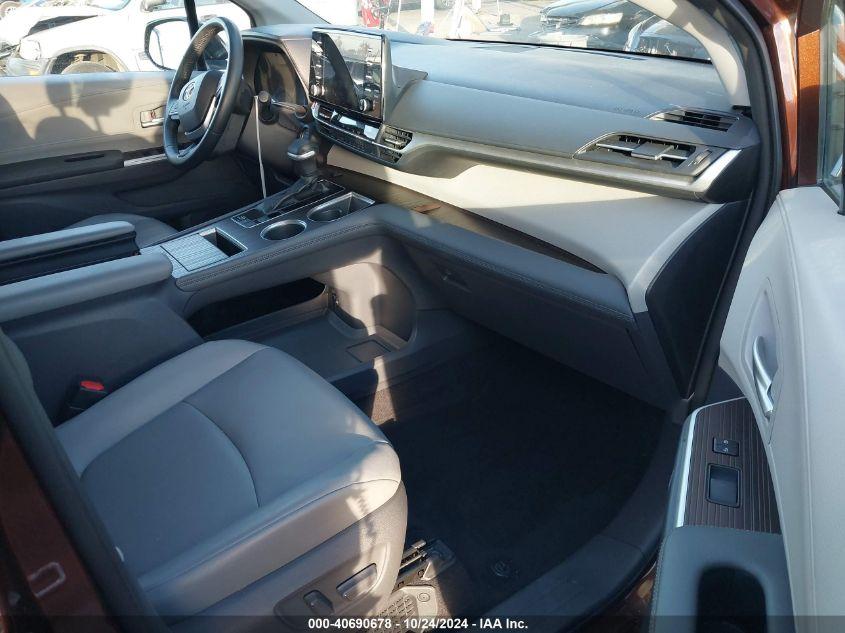 TOYOTA SIENNA XLE 2021