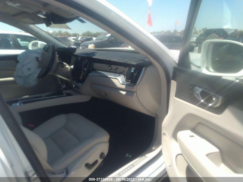 VOLVO XC60 MOMENTUM 2018